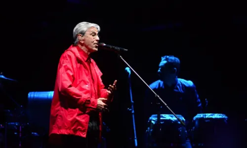 
				
					Após atraso por chuva, Caetano Veloso arrebata público de festival; FOTOS
				
				