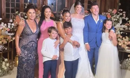 
				
					Após meses, Simone e Simaria se reencontram em casamento do irmão
				
				