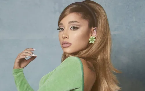 
				
					Ariana Grande confirma projeto que celebra 10 anos de álbum de estreia
				
				