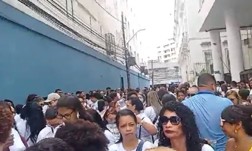 
				
					Assembleia de técnicos e auxiliares de enfermagem bloqueia rua de Salvador
				
				