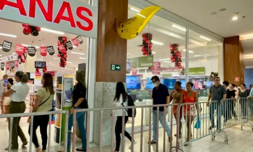 
				
					Baianos fazem fila e lojas abrem mais cedo para Black Friday
				
				