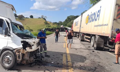 
				
					Batida com 4 veículos interdita BR-101 na BA; imagens impressionam
				
				