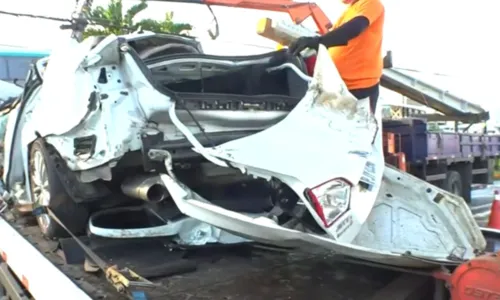 
				
					Batida destrói carro e mata dois na Avenida Paralela, em Salvador
				
				