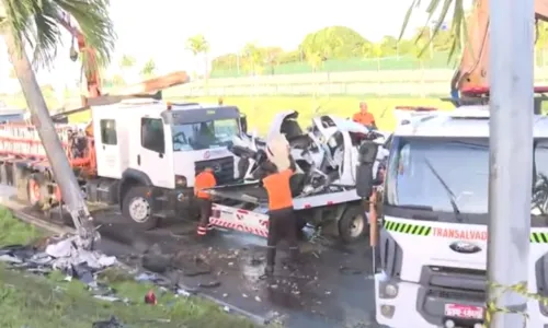 
				
					Batida destrói carro e mata dois na Avenida Paralela, em Salvador
				
				