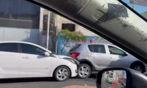 
				
					Batida entre 3 carros deixa vítima e trânsito lento na Pituba
				
				