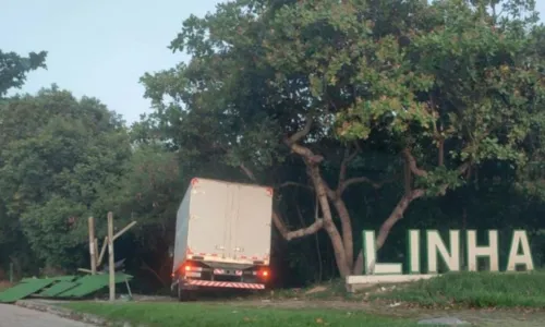 
				
					Batida entre caminhão e carro atinge ponto de ônibus na Linha Verde
				
				