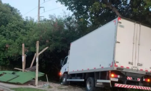 
				
					Batida entre caminhão e carro atinge ponto de ônibus na Linha Verde
				
				