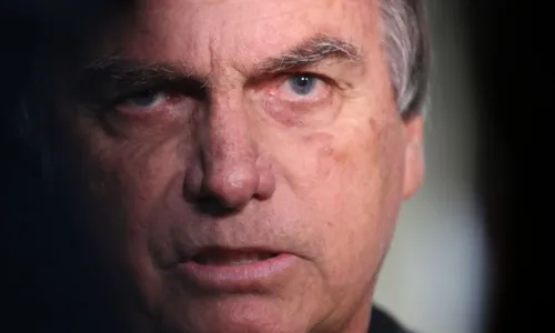 
				
					Bolsonaro fica em silêncio durante depoimento sobre joias
				
				