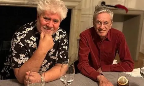 
				
					Caetano Veloso posa ao lado de Almodóvar em jantar na Europa: 'Queridos amigos'
				
				