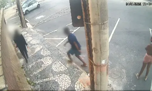 
				
					Câmera de segurança flagra momento em que mulher é assaltada na Pituba
				
				