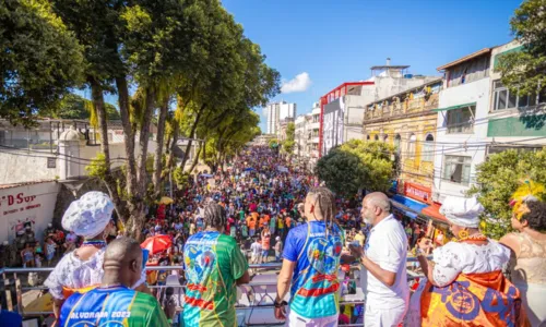 
				
					Caminhada do Samba traz clima carnavalesco com desfile de nove blocos
				
				