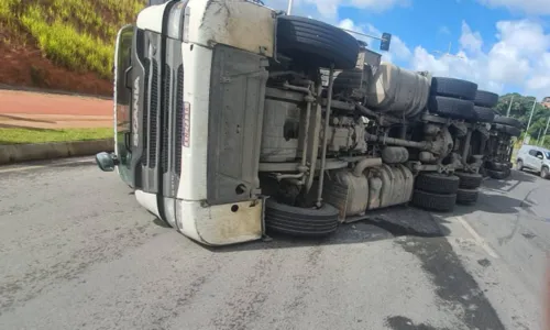 
				
					Caminhão de frangos tomba e interdita parte da Av 29 de março
				
				