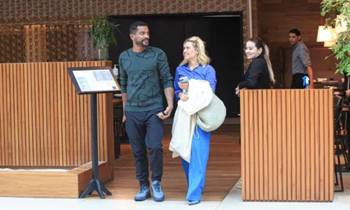 
				
					Carolina Dieckmann e Samuel de Assis passeiam em shopping no RJ
				
				