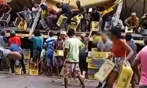 
				
					Carreta que transportava cervejas tomba e carga é saqueada na Bahia
				
				