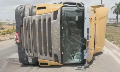 
				
					Carreta tomba e interdita parte da BR-324 em Feira de Santana
				
				