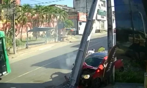 
				
					Carro bate e homens escapam momentos antes de veículo pegar fogo; assista
				
				