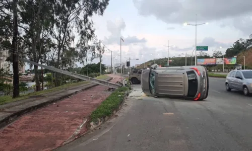 
				
					Carro capota e interdita parte da Avenida Orlando Gomes
				
				