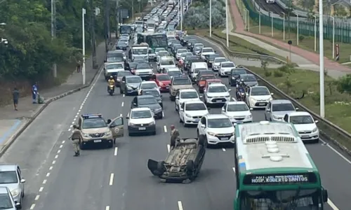 
				
					Carro capota na Avenida Paralela e deixa trânsito engarrafado
				
				