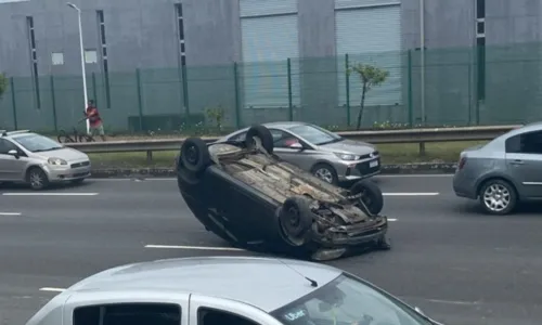 
				
					Carro capota na Avenida Paralela e deixa trânsito engarrafado
				
				