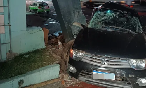 
				
					Carro derruba poste e bate em placa de farmácia na Pituba
				
				