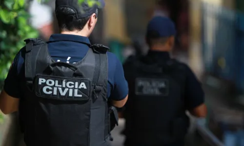 
				
					Casal é encontrado morto a tiros dentro de casa em Salvador
				
				