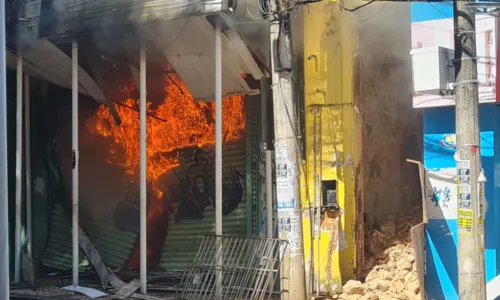 
				
					Casarões pegam fogo e trânsito é interditado em trecho da Avenida Sete
				
				