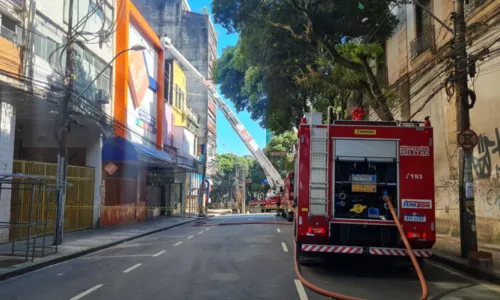 
				
					Casarões pegam fogo e trânsito é interditado em trecho da Avenida Sete
				
				