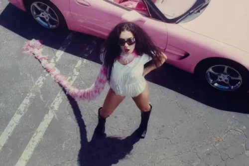 
				
					Charli XCX lança clipe de música da trilha de 'Barbie'
				
				