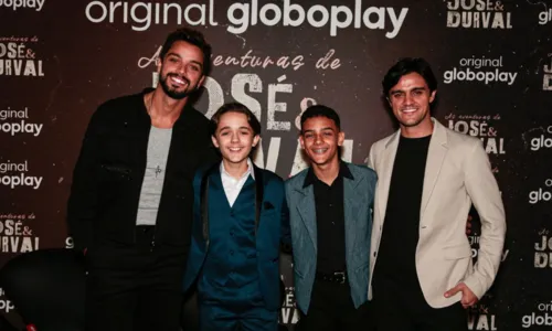 
				
					Chitãozinho e Xororó posam com elenco de série sobre a dupla; FOTOS
				
				