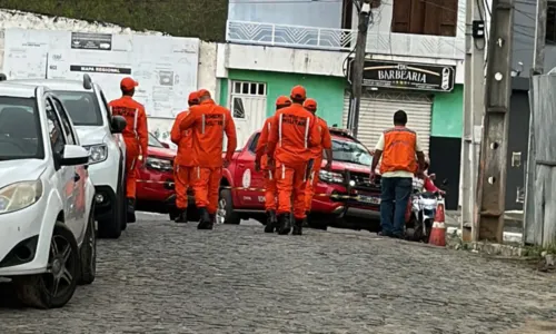 
				
					Chuvas e ventania derrubam postes e destelham casas em Itapetinga
				
				