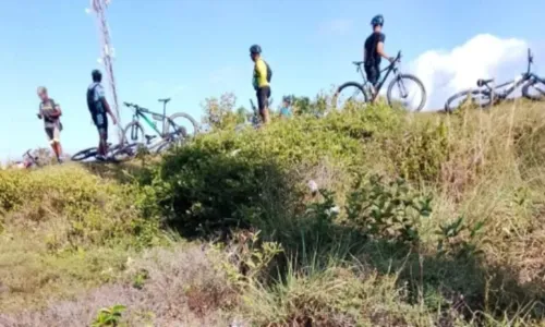 
				
					Ciclista é morto a tiros em trecho da BA-099 na Região Metropolitana de Salvador
				
				