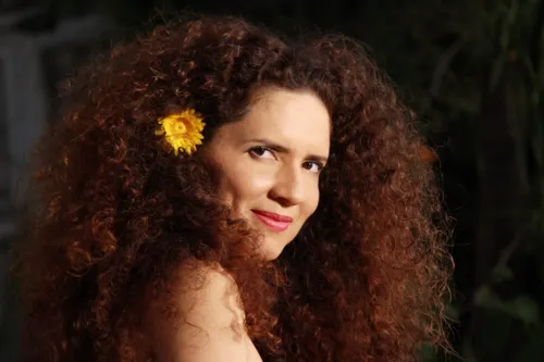 
				
					Claudia Cunha homenageia Gal Costa em show na Estação Rubi
				
				