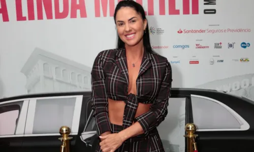 
				
					Claudia Raia beija Jarbas Homem de Mello nos bastidores de musical; FOTOS
				
				