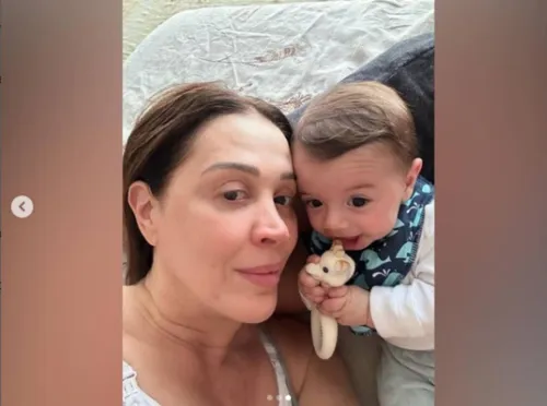 
				
					Claudia Raia posta fotos com filho Luca: 'Preguicinha com a mamãe'
				
				