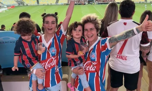 
				
					Com camisas do Bahia, Lan Lanh e Nanda Costa assistem jogo no Maracanã
				
				