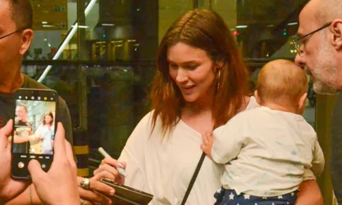 
				
					Com filho no colo, Joss Stone dá autógrafos e posa com fãs após The Town
				
				