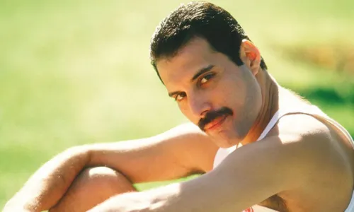 
				
					Conheça álbum solo de Freddie Mercury, que faria 77 anos nesta terça
				
				