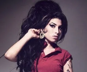 
				
					Conheça as músicas de Amy Winehouse mais tocadas no país; artista completaria 40 anos nesta quinta (13)
				
				