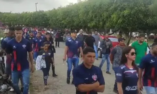 
				
					Corpo de atacante do Bahia de Feira é sepultado em Itapicuru, na BA
				
				