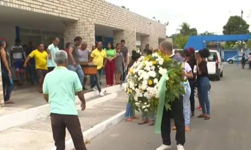 
				
					Corpo de homem que morreu ao proteger filha em bar é sepultado na BA
				
				