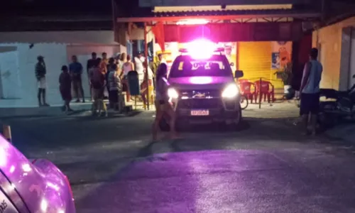 
				
					Corpo de homem que morreu ao proteger filha em bar é sepultado na BA
				
				