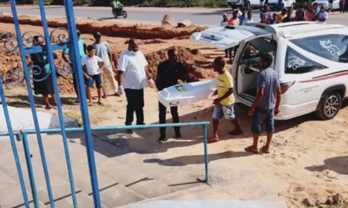 
				
					Corpos de três vítimas de chacina na Bahia são sepultados neste sábado (2)
				
				