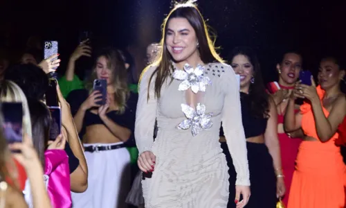 
				
					Daniela Mercury beija esposa em encerramento de desfile; FOTOS
				
				