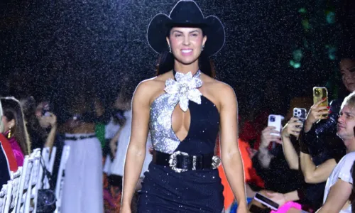 
				
					Daniela Mercury beija esposa em encerramento de desfile; FOTOS
				
				