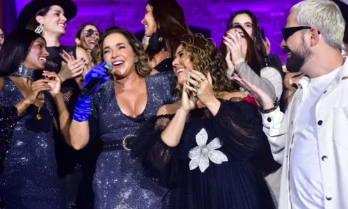 
				
					Daniela Mercury beija esposa em encerramento de desfile; FOTOS
				
				