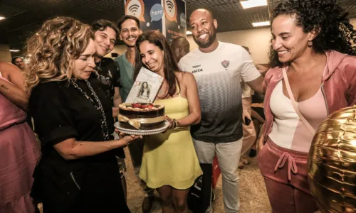 
				
					Daniela Mercury ganha festa surpresa em aeroporto e se emociona
				
				