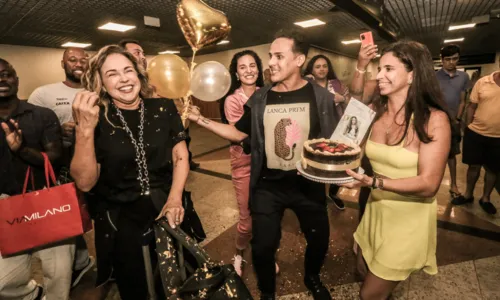 
				
					Daniela Mercury ganha festa surpresa em aeroporto e se emociona
				
				