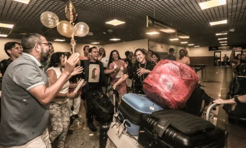 
				
					Daniela Mercury ganha festa surpresa em aeroporto e se emociona
				
				