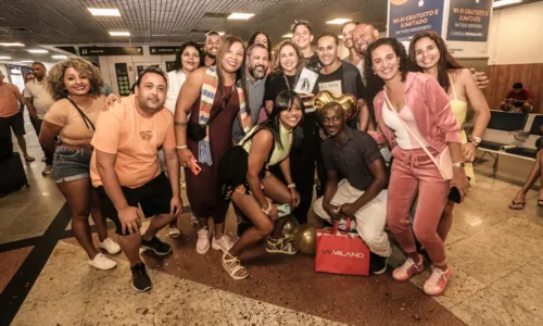 
				
					Daniela Mercury ganha festa surpresa em aeroporto e se emociona
				
				