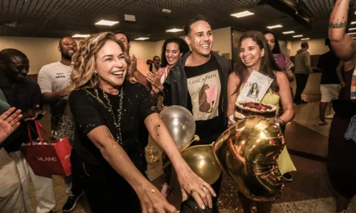 
				
					Daniela Mercury ganha festa surpresa em aeroporto e se emociona
				
				